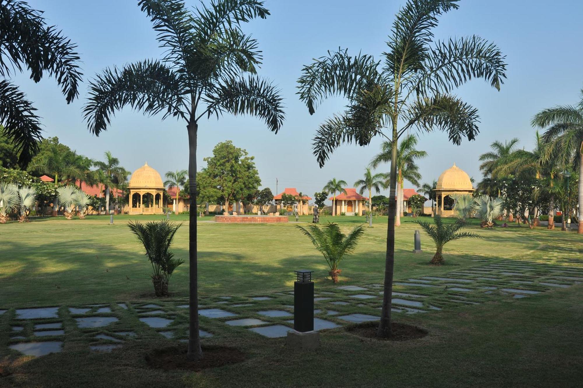 Holiday Resort & Spa A Unit Of S Poddar Group Gandhidham Bagian luar foto