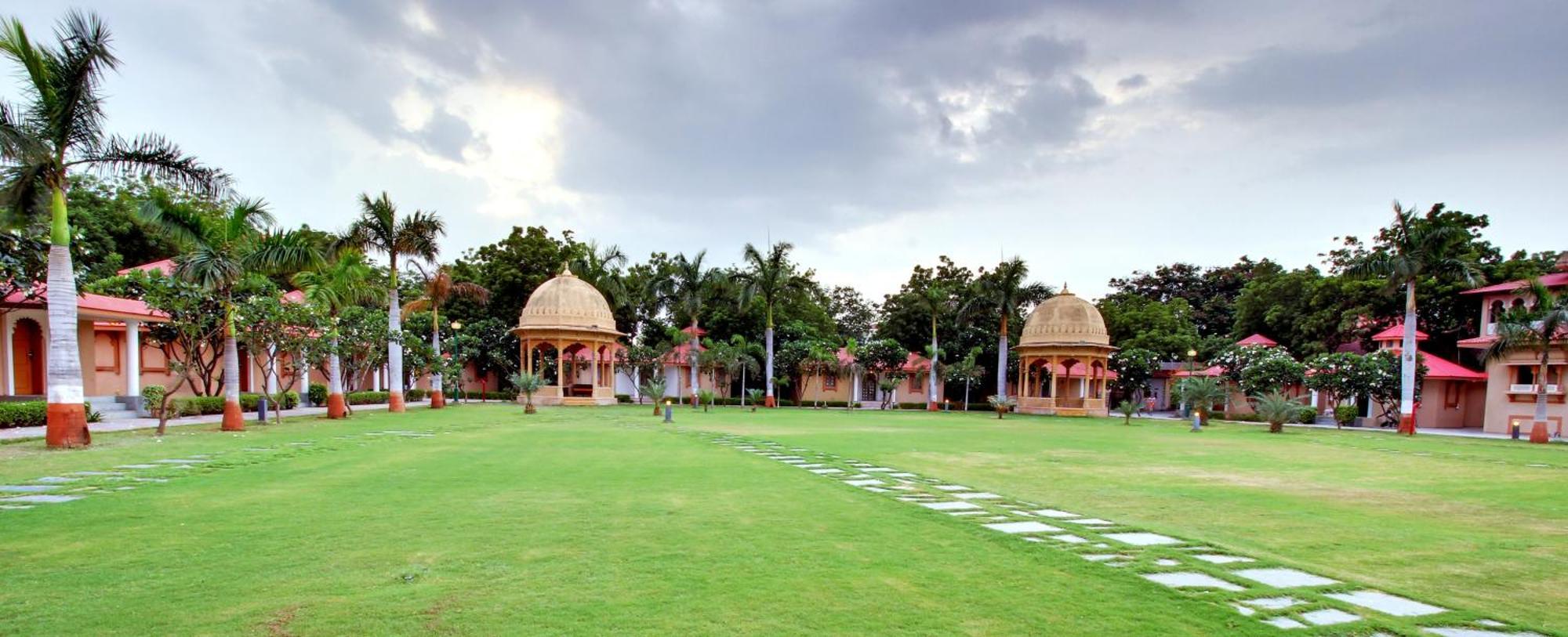 Holiday Resort & Spa A Unit Of S Poddar Group Gandhidham Bagian luar foto